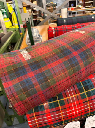 Tartan-Stoffballen in einer schottischen Weberei