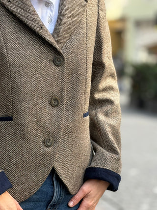 Detailaufnahme des feminin geschnittenen Damenblazers im Wolltweed light tan herringbone, ein Yorkshire tweed.