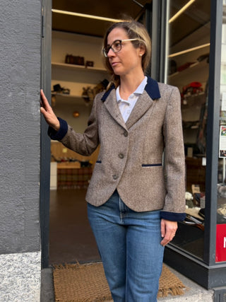 Der Damenblazer im Yorkshire Tweed hat einen sehr femininen Schnitt. Die Ärmeln kann man einfach umkrempeln und das Innenfutter widerspiegelt sich am Kragen und an den Paspeltaschen.