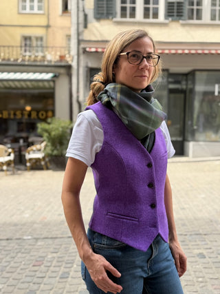Der feine Merino Schal in Kombination mit Harris Tweed Weste in Farbe Lavender.
