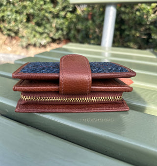 Seitenansicht des Portemonnaies mit den Fächern und dem Münzfach mit Reissverschluss.