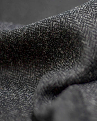 Der schwarzgraue Harris Tweed in Herringbone Muster.
