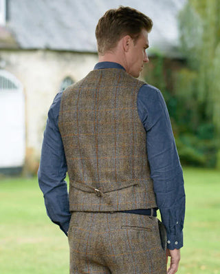 Die Weste ist auch hinten mit Harris Tweed ausgeführt, sodass sie ohne Sakko getragen werden kann.