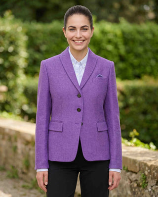 Der Blazer ist von vorne zu sehen.