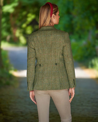 Der Damenblazer ist in der Rückenansicht abgebildet. Der Schnitt ist feminin und durch die zwei Knöpfe an der Taille betont.