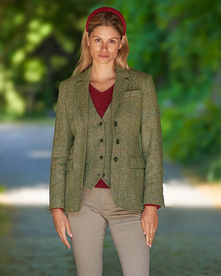 Der Damenblazer in light green herringbone ist von vorne in der Kombination mit dem passenden Gilet zu sehen.