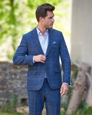 Das Harris tweed Sakko hat einen klassisch eleganten Schnitt.