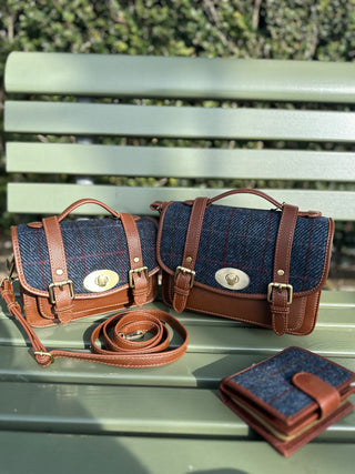 Ein Teil der beliebten Harris Tweed® Taschenkollektion mit original Harris Tweed® und Echtleder.
