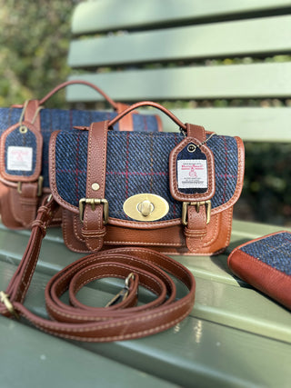 Ein Teil der Kollektion mit dem Harris Tweed Scottish blue: Taschen und Portemonnaie