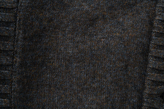 Nahaufnahme der Farbe moraine des Cardigans.
