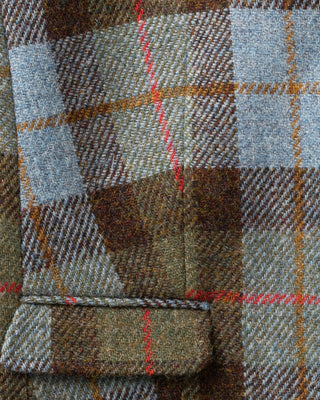 Die Nahaufnahme zeigt die Musterung und Farbvielheit des Harris Tweed Stoffs highland check.