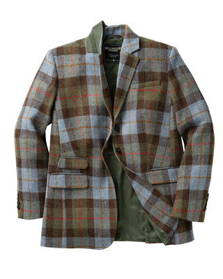 Der Harris Tweed Damenblazer von vorne mit teils aufgestelltem Kragen zu sehen. 