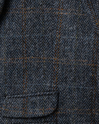 Detailaufnahme des Vestons mit der Fischgratstruktur des Köpers.