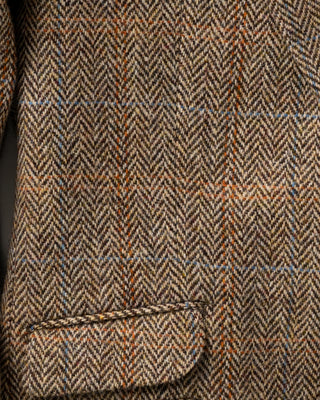 Eine Nahaufnahme des Vestons, um den Harris Tweed Stoff besser zu sehen.