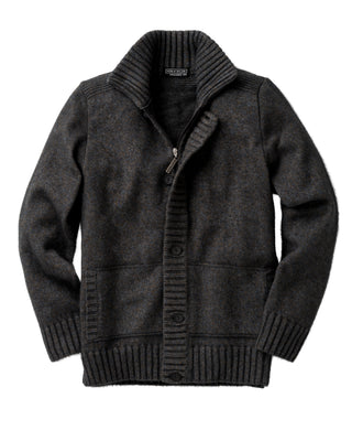 Der Strickcardigan ist dick ausgeführt und lässt sich mit Reissverschluss und Knöpfen schliessen.