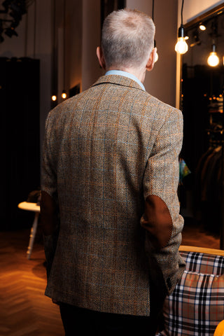 Das Foto zeigt das Harris Tweed Sakko von hinten. Gut zu erkennen sind die Lederflecken, die allerdings auch leicht abgenommen werden können.