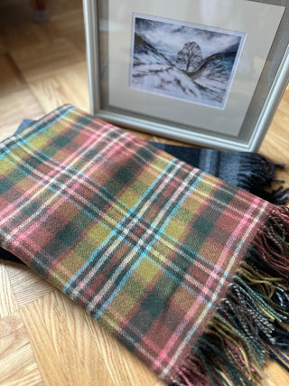 Die Stola ist zusammengelegt. Die Fransen sind gut zu erkennen.