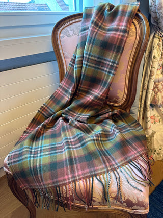 Die Stola ist auf einen barocken Stuhl drapiert.