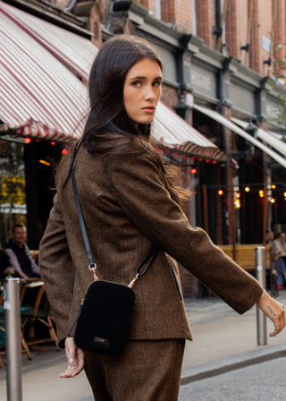 Die Tasche ist als crossbody bag getragen.