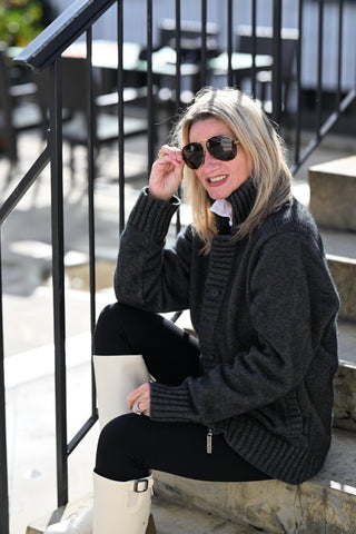 Die Strickweste hält kuschelig warm.