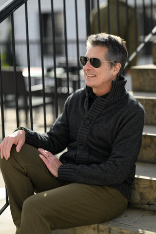 Die Strickweste ist perfekt für Outdoor geeignet.