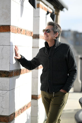 Die Strickweste ist mit hochgestelltem Kragen getragen.