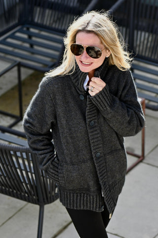 Die Strickweste kann auch von Damen getragen und toll gestylt werden.