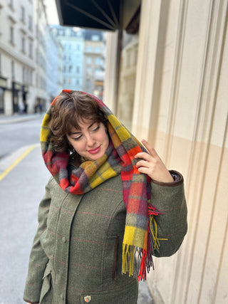 Die Stola kann auf unterschiedliche Weise getragen werden. Für kalte Tage kann man sie über die Schultern drapieren.