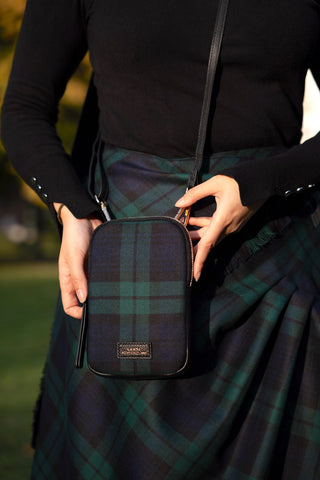 Passend zum Kilt auch die Umhängetasche aus Blackwatch Tartan.