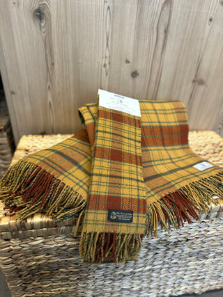 Der Schal ist auf die Decke mit demselben Tartan gelegt.