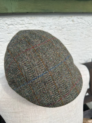 Die Harris Tweed Kappe in light green herringbone.