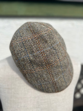 Die Harris Tweed Kappe ist in Dreiviertelansicht abgebildet.