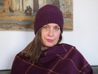 Die Kaschmir Stola ist mit einer Merino Possum Strickmütze in Farbe twilight kombiniert.