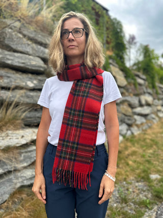 Der lange Kaschmir Schal ist ideal, um ihn schön anzulegen.