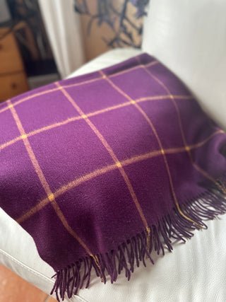 Die Kaschmir Stola ist zusammengelegt.