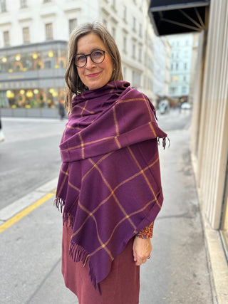 Die Stola ist bei Tageslicht zu sehen. Die Kaschmirwolle eignet sich auch, um draußen getragen zu werden.