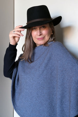 Noble Wilde Poncho/Cape aus Merino Possum Hellblau