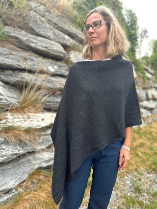 Noble Wilde Poncho/Cape aus Merino Possum Charcoal anthrazitgrau