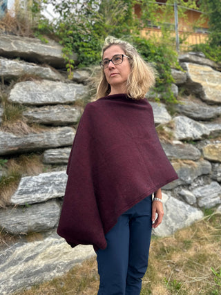 Das Cape ist bei Tageslicht zu sehen. Es ist schräg über die Schulter getragen.