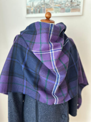 Die Stola ist um die Schultern drapiert.