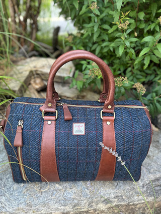 Der Weekender ist von vorne zu sehen. Er hat auf der Seite ein Reißverschlussfach.