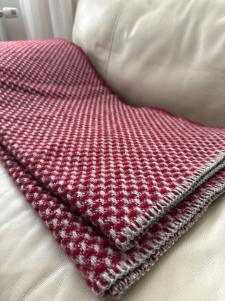 Dicke Wolldecke in rot im Tabby Design