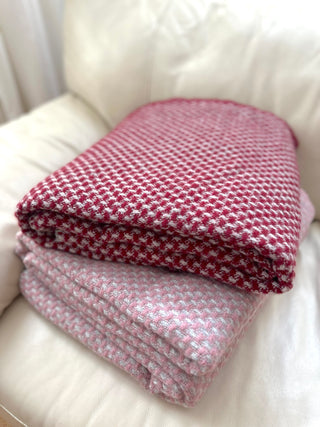 Dicke Wolldecke in rot im Tabby Design