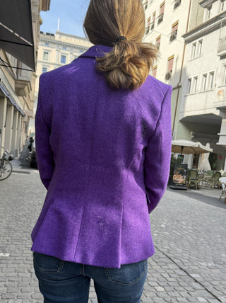 Der Damenblazer ist von hinten, mit den beiden Gehschlitzen zu sehen.