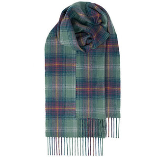 Zu sehen ist ein klassischer Lammwollschal im Tartan Hame in den Farben Lindgrün, Blau, Lila mit schmalen gelben Linien.