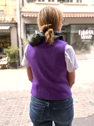 Die Weste ist hinten auch mit Tweedstoff ausgeführt, sodass sie als standalone item getragen werden kann.