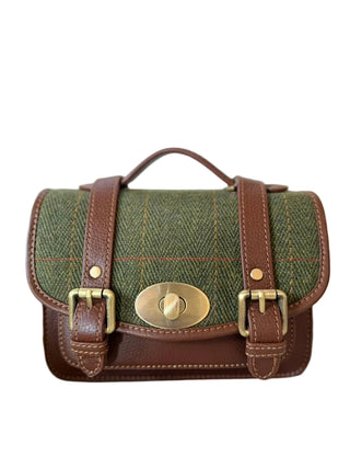 Die mittelgrosse Satchel Tasche ist von vorne abgebildet. Sie wird mit dem messiggoldenen Drehknopf geöffnet.