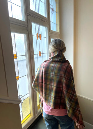 Die Stola ist um die Schultern gelegt und von hinten zu sehen.