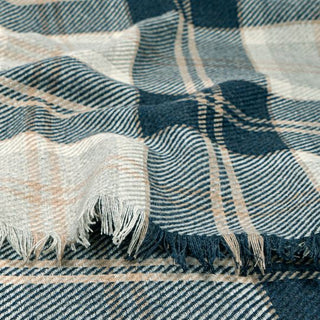 Detailaufnahme des Woll-Kaschmir Schals im Tartan Bannockbane Grey.
