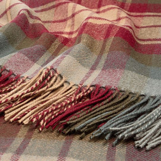 Detailaufnahme des Auld Scotland Tartans der Lammwolldecke